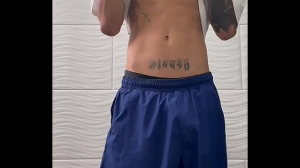 Cuervoperv – Chico delgado Y TATUADO con una buena polla ROCKSTAR se deslecha en la ducha mientras se graba SEXY para sus fans.