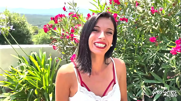 Mia, brune sexy, recherche une queue bien veineuse