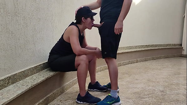 Sexo entre amigos de serviço ,encostei ele na parede e meti o pau na bunda do safado