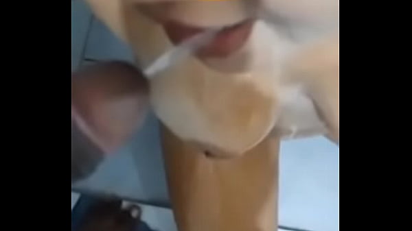Humilhei minha esposa como cadela de quintal mijando na boca dela