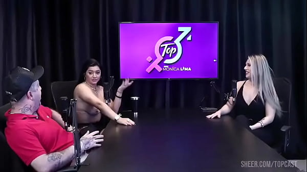 Corno não se aguenta e bate punheta em baixo da mesa enquanto essa loira gostosa e Monica Lima da para um ex gay completo no RED