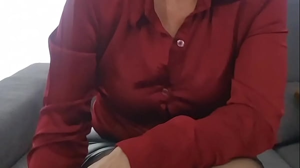 Extrait Milf sofy en cuir et satin joue la petite salope