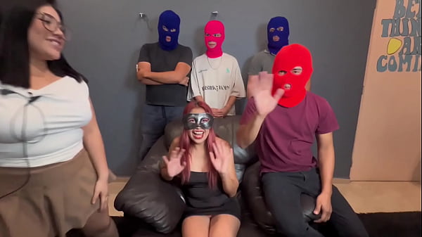Hotwife flaquita es cogida en un Gangbang enfrente de su esposo