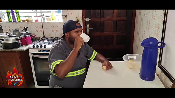 A gostosa e safada da minha amiga fez o seu marido de corninho