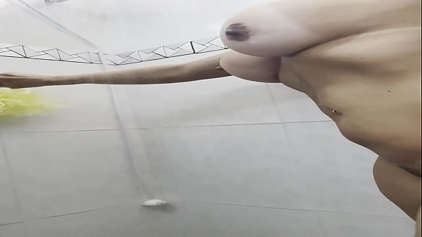 brincando com meu consolo no banho