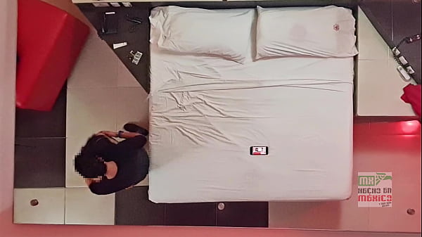 Cámara escondida POV techo, SHOW CUCKOLD esposa regia follando frente a su marido 1