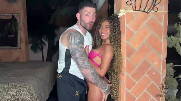 Deu para o amigo pauzudo na festa da empresa!!! novinha deliciosa, vai para festa da empresa e da a buceta para o amigo pauzudo.