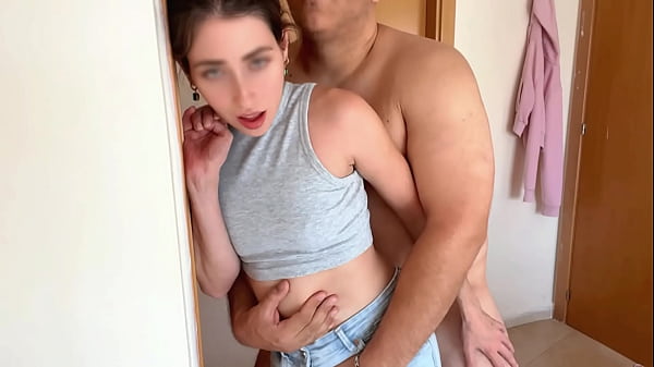 El jefe de mi novio me folla como quiere, a cambio de dar vacaciones para mi novio , sexo en jeans con hombre maduro