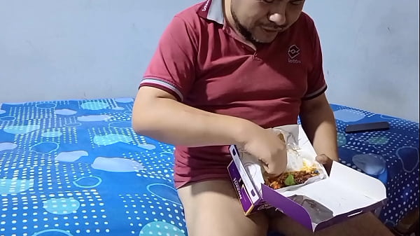 Quería mi delicioso turrón pero terminé con otro dulce en mi boca, y me enterraron en mi coño, follada dura