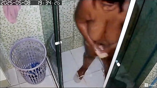 Camera escondida grava vizinha gostosa e gordinha se DEPILANDO SUA GRANDE BUCETA