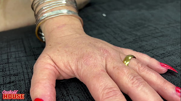 Essa MILF fogosa laceou o cú num ménage com homens bem dotados