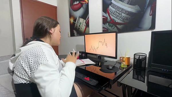 Veo a mi embarazada hermanastra estresada por su trabajo y le hago unos masajes hasta ponerse cachonda y le termino metiendo toda mi rica y deliciosa verga por su estrecho y apretado coño.