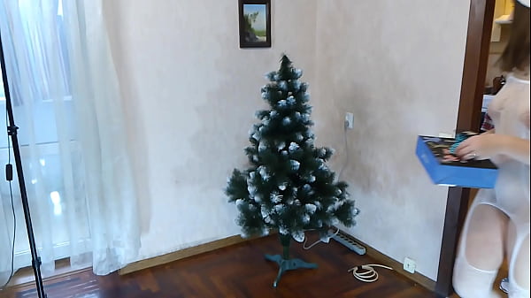 We met on Tinder, a MILF and a teen decorating a Christmas tree on their first date.