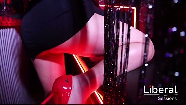 Astrid Vega es follada en un bar, el single se corre en su boca