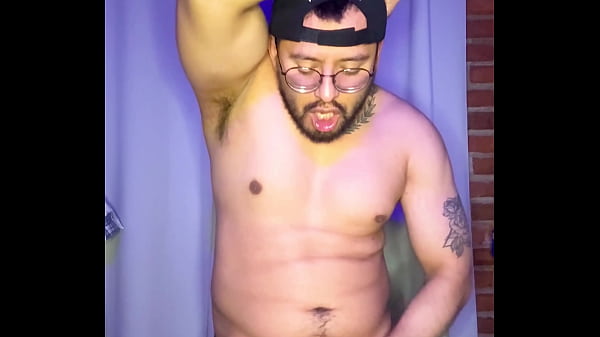 Chacal rebotando su vergota se hace una paja bien ruda y rica