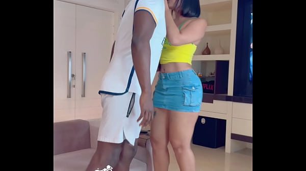 Corno depois de perder aposta fica assistindo NEGÃO PIROCUDO FODER A NOIVA JAPONESA SEM CAMISINHA