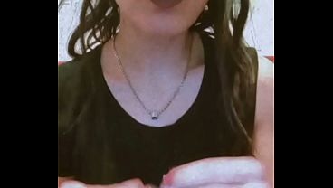 Escupiendo de cerca a la cámara