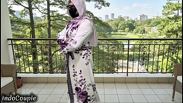 Istri nakal berhijab yang doyan selingkuh ketemu sama aku di kampus koridor kampus