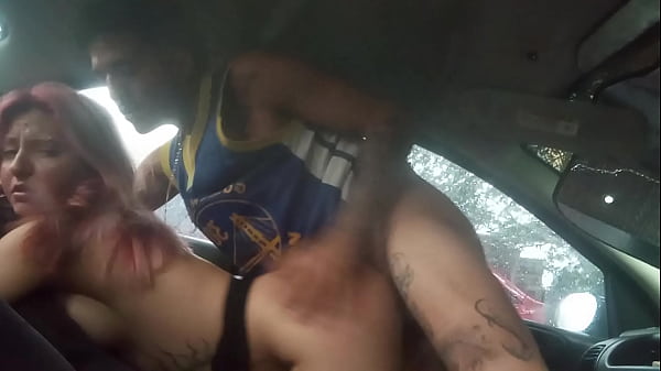 JOVENCITA CACHONDA ENTREGA EL CULO AL MEJOR AMIGO DE SU NOVIO CUANDO LE DIO UN AVENTON A SU CASA – SEXO EN EL COCHE