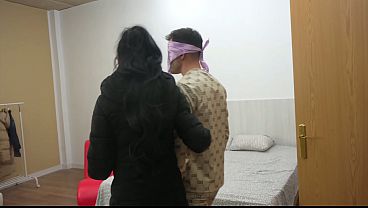 Marido cornudo me deja follarme a su mujer de enormes tetas delante de el REAL CUCKOLD