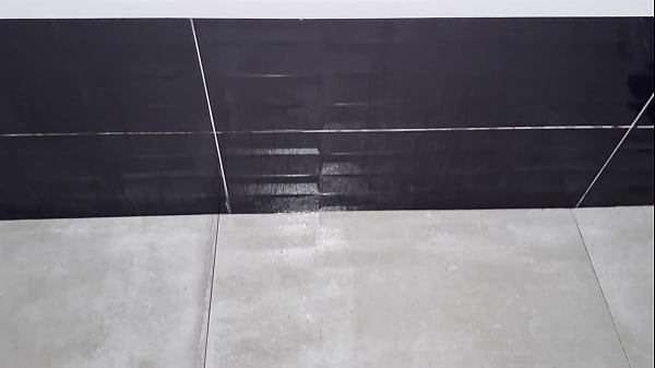 Mi hermanastro me consigue dándome una ducha