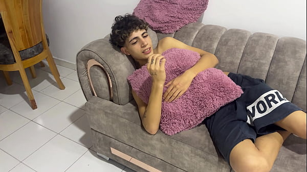 Mi puta madrastra me da su rico coño como medicina y terminamos follando muy rico.