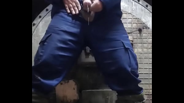 This handyman from Russia set a record: his cumshot lasted almost 40 seconds! That’s what abstaining from sex for a week does!