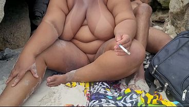 Aproveitando a praia de abrico ( nudismo) para me exibir gostoso e gozar muito