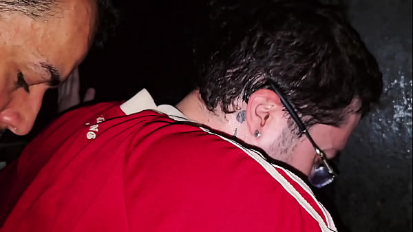 EMPURREI COM FORÇA NO CUZINHO NO NERD NO GLORY HOLLE.