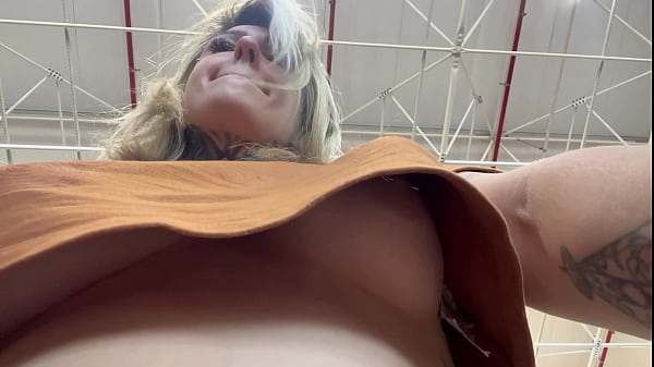 Homem filma mulher com o celular escondido se masturbano eos peitos em quanto ela faz compras no Supermercado