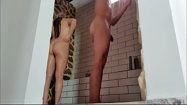 La mejor parte de ir al GYM es acabar e ir a las duchas mixtas a buscar la polla de algún desconocido