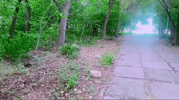 Me encuentro a un desconocido mientras acanpo y el muy pervertido me folla al aire libre