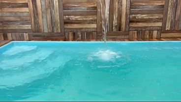 MINHA ESPOSA DANDO PRA UM FÃ NA FRENTE DO CORNO NA PISCINA