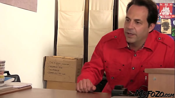 MOFOZO.com – Brunette First Timer Gets A Facial