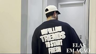 Pegou a melhor amiga casada no flagra dando para o marido. Casadinha, deliciosa, foi tomar banho na casa da amiga e o marido acabou fudendo a safada.