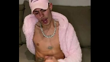 Tesão no inverno europeu – Novinho gozando