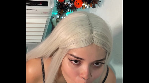 A Bruxa do Prazer: ela engole e masturba o pau grande com olhar de sedução