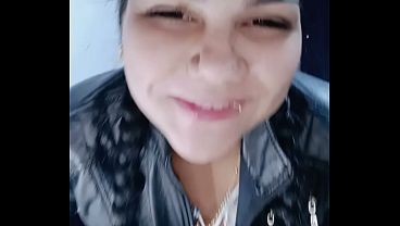 Allisonvega haciendo streaptease con ropa casual