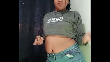 Allisonvega haciendo streaptease con shor de jean y franela corta