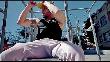 Chacal haciendo porno gay como puta marica sumisa con jaula de castidad en su pequeño pene