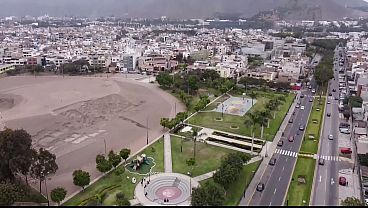 Cornudo deja que dos amigos se cojan a su esposa