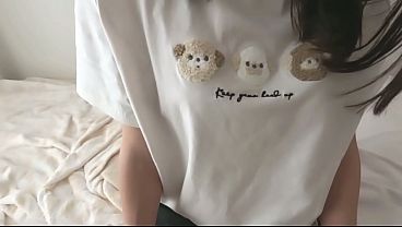 【個人撮影】新しい部屋着お部屋でお洋服捲り上げて、おっぱい舐めてみたイチャイチャ動画/Japanese amateur hentai