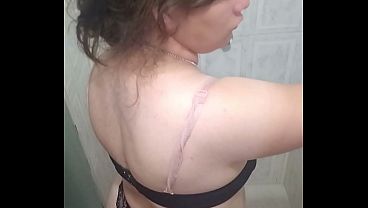 En la ducha del motel mostrando su cuerpo