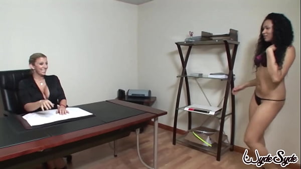 Fisting Lesbian Sara Jay & Kimora Klein In Mutual Cunnilingus!