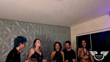 Humilhação em grupo – as mulheres foderam o cu dele