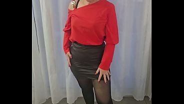 J’enlève ma jupe en cuire et mon collant pour te montrer mon gros cul