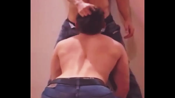 ME FOLLA EN EL VESTIDOR Y BAÑOS DEL GYM cruising con el hetero curioso del gimnasio