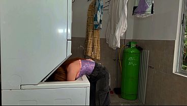 Me quedé atascada en la lavadora y mi novio me folló el culo