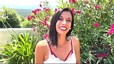 Mia, la brune coquine, rêve de jouer avec des bites