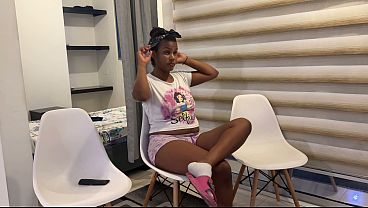 mientras la cornuda de mi esposa ve su serie yo aprovecho para follarme a mi amante a las espaldas de ella